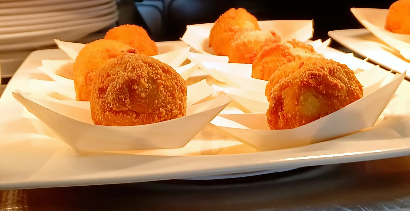 Croquetas caseras en el pase de cocina