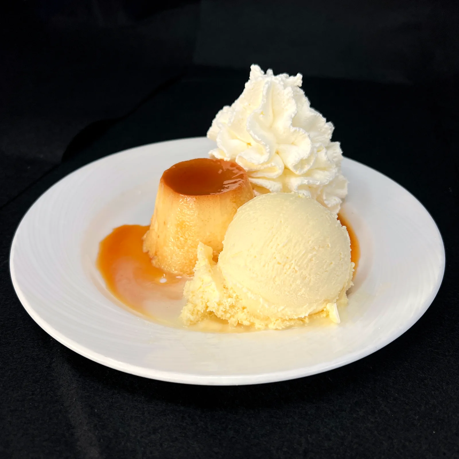 Flan de huevo casero con helado