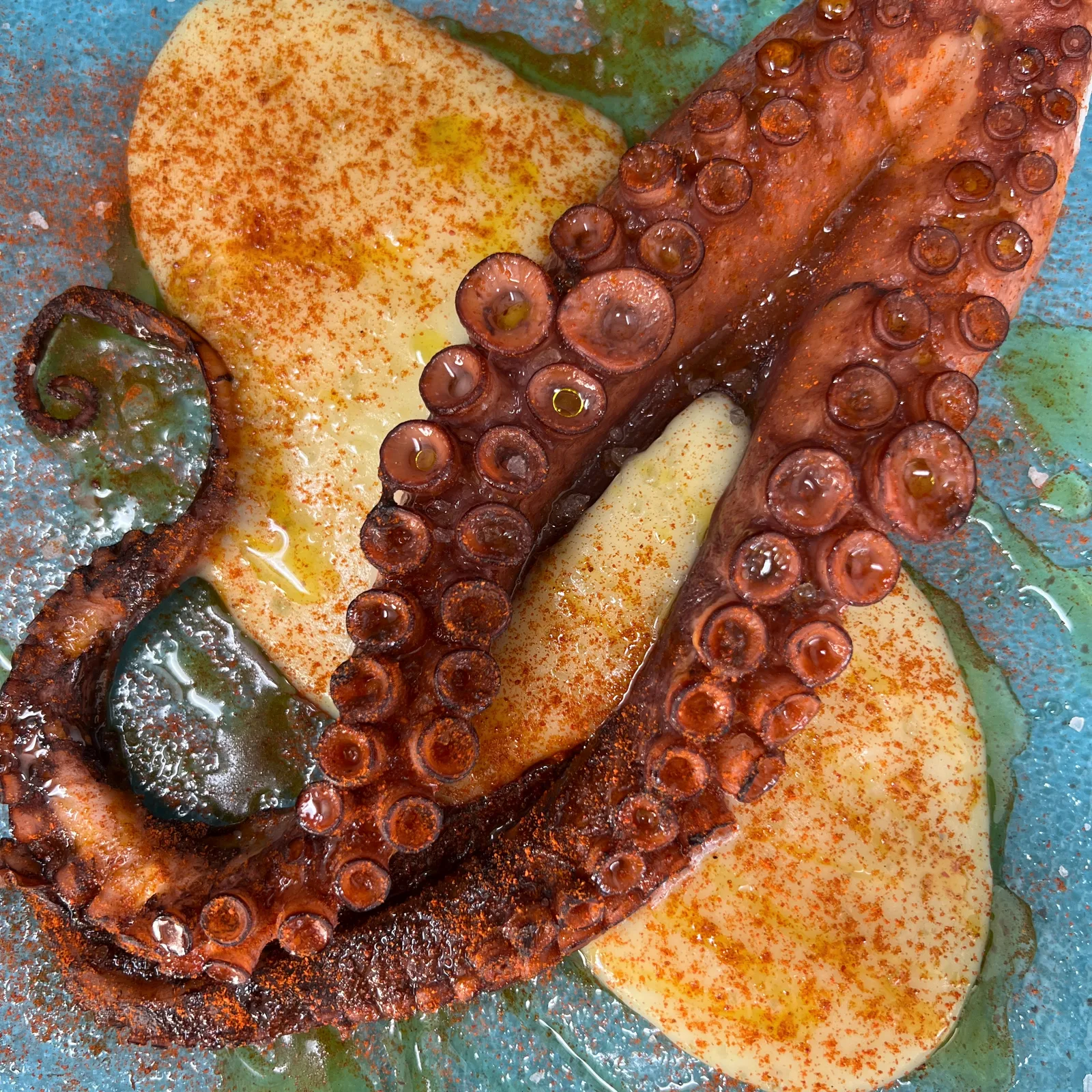 Detalle del pulpo a la brasa con pimentón